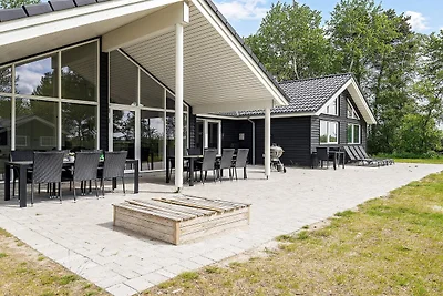 18 Personen Ferienhaus in Væggerløse