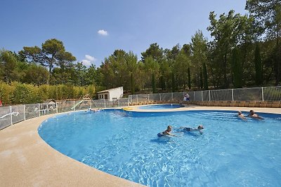 Provencal Bastide in einem grünen Gebiet