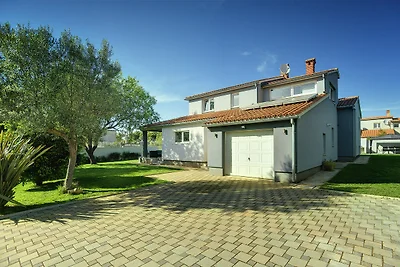 Moderne Villa in Pula mit Pool und Parkplatz