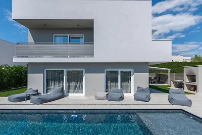 Villa in Novigrad met zwembad