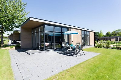 Modernes Chalet mit Geschirrspüler.