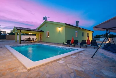 Ferienhaus in Bale mit Schwimmbecken