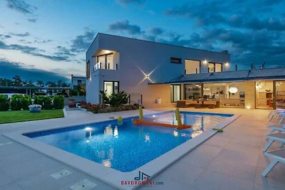 Villa in Juršići mit Schwimmbecken