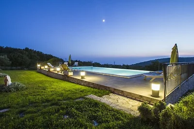 Villa en Koromacno con piscina