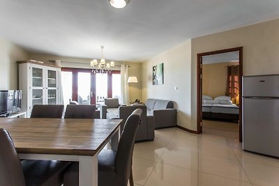 Moderne Wohnung in einem tropischen Garten in...