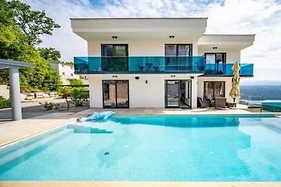 Villa in Bregi met zwembad