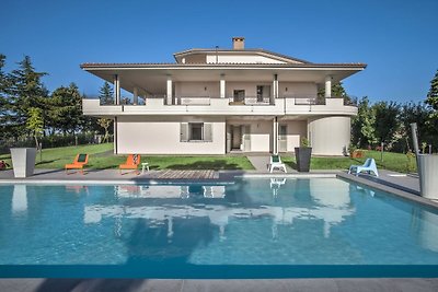 Luxuriöse Villa in Tavullia mit eigenem...