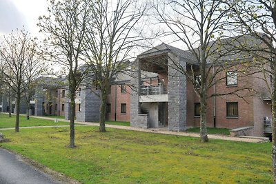 Modernes Haus im Erdgeschoss mit Terrasse