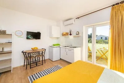 Studio apartment with sea view 2