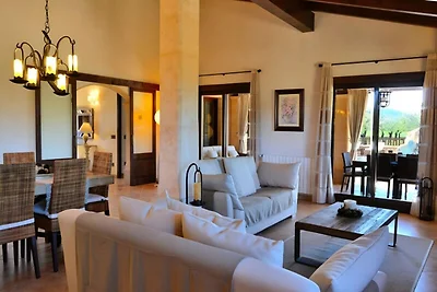 Villa in Buger mit Pool und Spielplatz