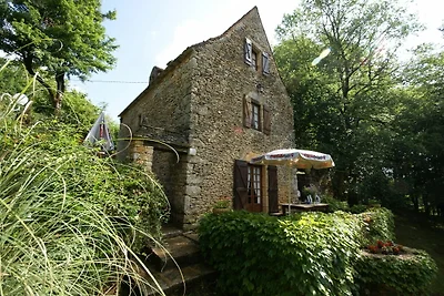 Modernes Ferienhaus in Besse mit Swimmingpool