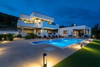 Luxusvilla mit Pool und Whirlpool