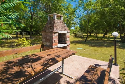 Villa a Raša con piscina