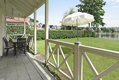 Ferienhaus am Wasser mit Veranda