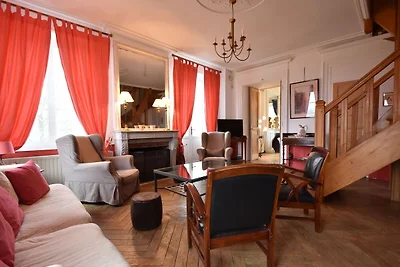 Modisches Schloss in Asnières mit Terrasse