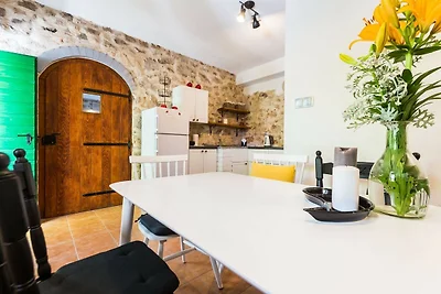 Charming Retreat with Lush Garden  - 3...