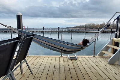 Hausboot in Stralsund mit Schwimmbecken