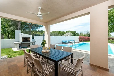 Luxusvilla mit Swimmingpool und Sauna