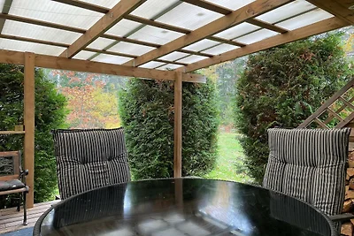 Gemütlicher Rückzugsort im Wald mit Whirlpool