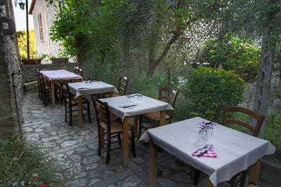 Castello in stile medievale con piscina in...