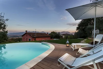 Villa bei Lucca mit Pool und Aussicht