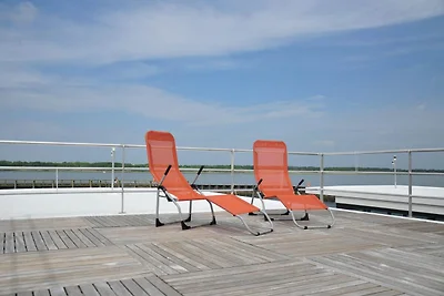 Hausboot im Hafen in Ribnitz-Damgarten