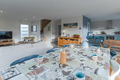 Nieuw huis met zwembad vlakbij het strand.