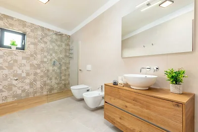 Villa Borealis - Six Bedroom Villa with Swimm...