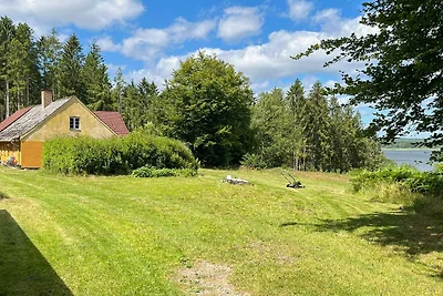 Vakantiehuis aan het meer met bos