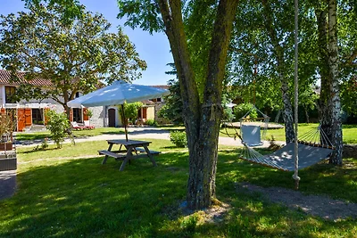 Cottage storico vicino alla foresta