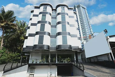 Super Townhouse Malabar Illam