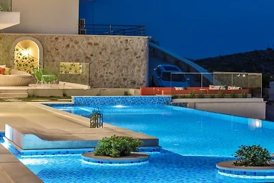 Villa in Kalkan mit Schwimmbecken