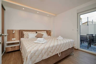 Exclusive Okrug Gornji Apartment with Shared ...