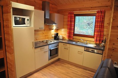 Modernes Holzchalet mit Ofen, im Wald gelegen