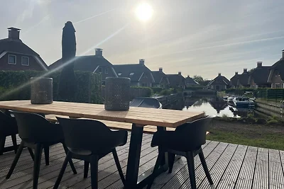 Schönes Chalet am Wasser in Friesland