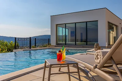 Villa in Crikvenica mit Schwimmbecken