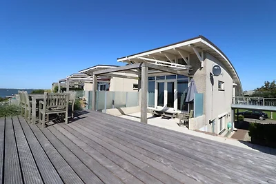 Villa mit Panoramablick auf das Wasser