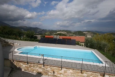 Zeitlose Villa in Cagli mit Garten
