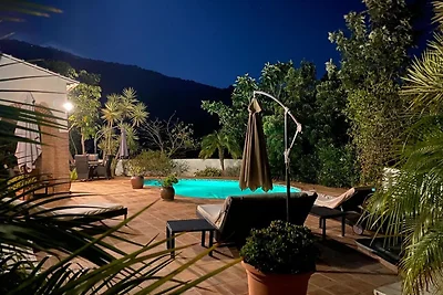 Ferienhaus mit Bergblick und privatem Pool