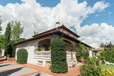 Wohnung in einer Villa mit Pool in der Mitte ...