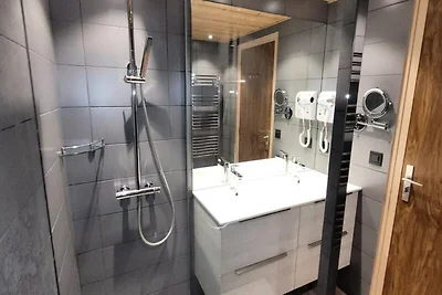 Komplett renovierte Wohnung am Fuße der...