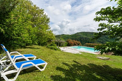 Accogliente casa vacanze con piscina a Pescia