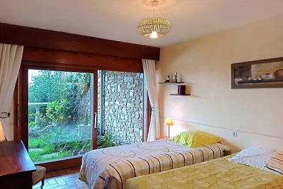 Villa mit Meerblick in geschützter Anlage
