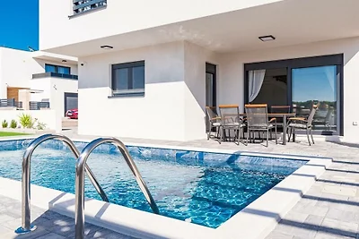 Villa in Vodice mit Schwimmbecken