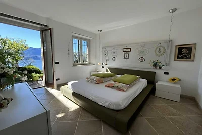 Villa am See mit Panoramablick