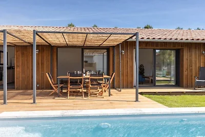 Houten huis met verwarmd zwembad