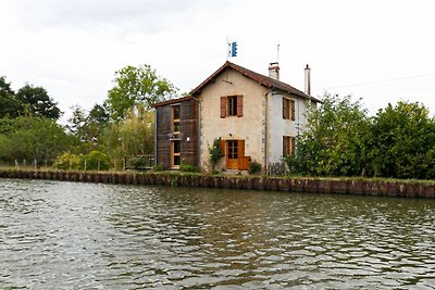 Charmantes Ferienhaus in Bourg-le-Comte in de...