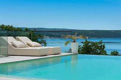 Villa mit Infinity-Pool in Maslenica