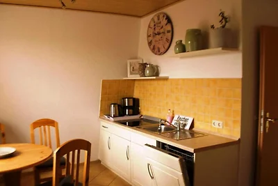 Einladende Ferienwohnung in Wiek mit Garten