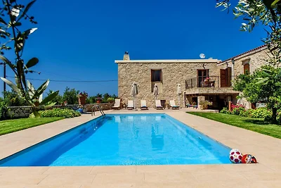 Spacious Family Villa near Beach